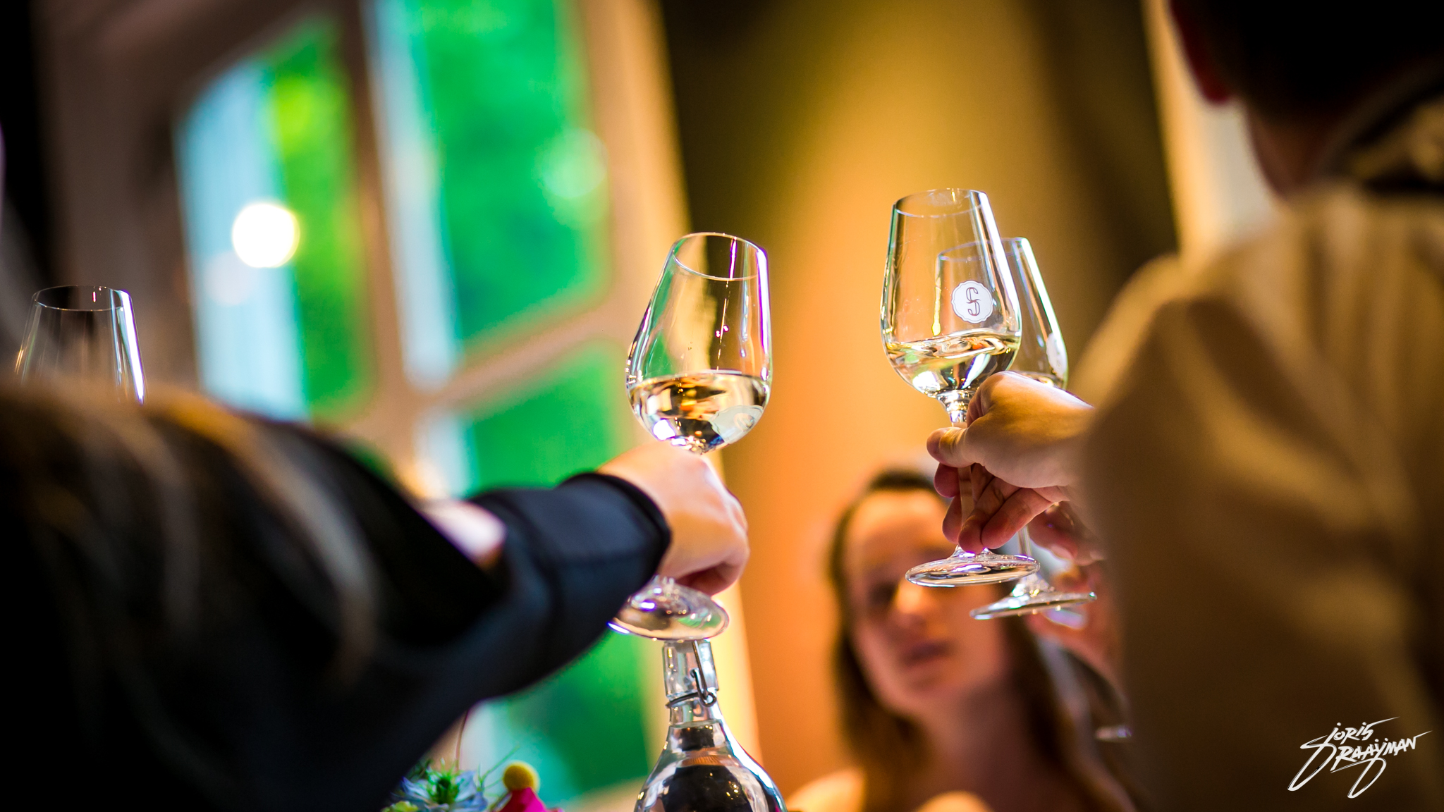 nieuwjaarsborrel twee wijnglazen toasten