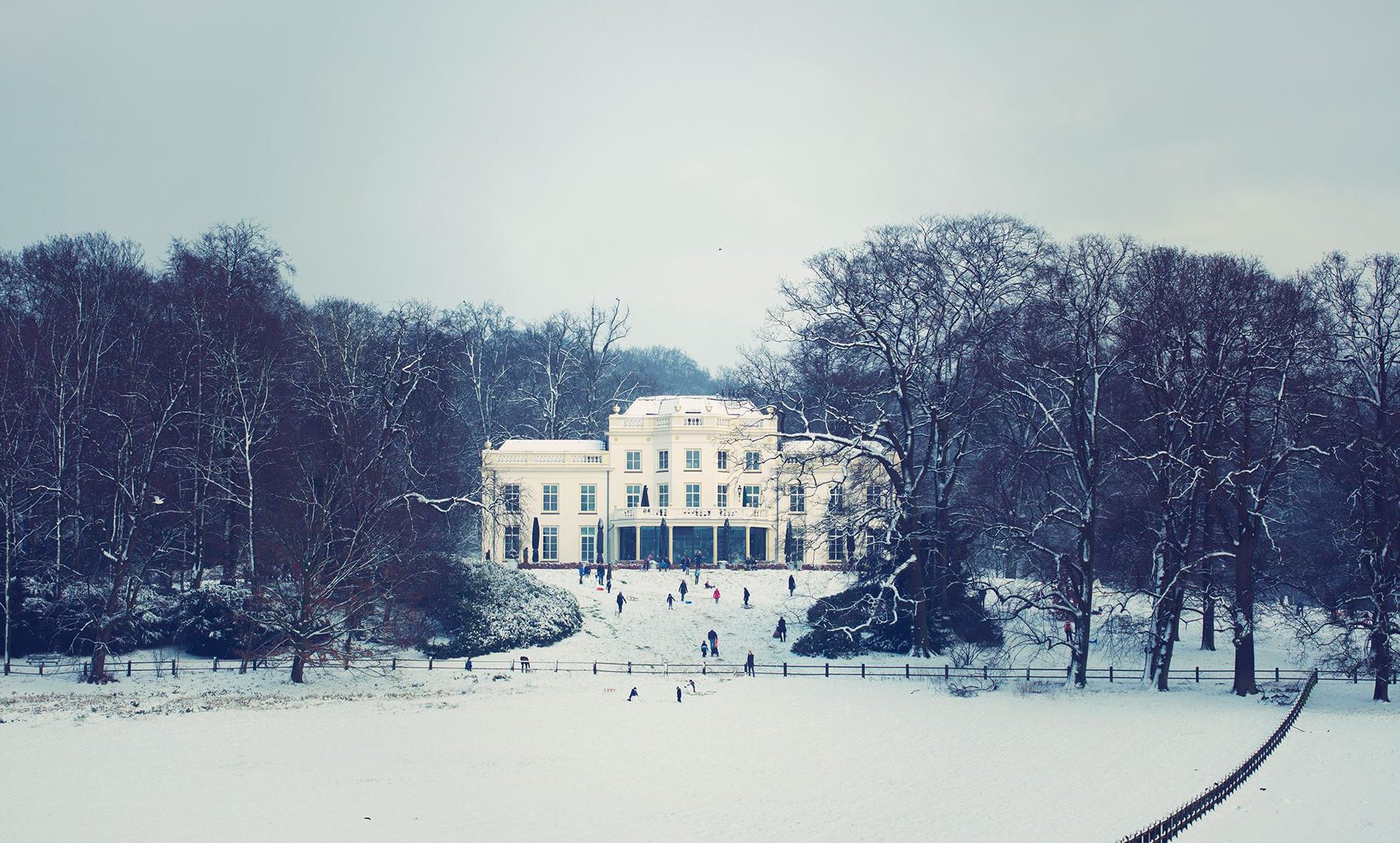 besneeuwd buitenaanzicht stadsvilla sonsbeek